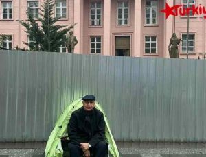 Mahmut Tanal’dan Adalet Bakanlığı Önünde “Özgürlük ve Adalet” Nöbeti